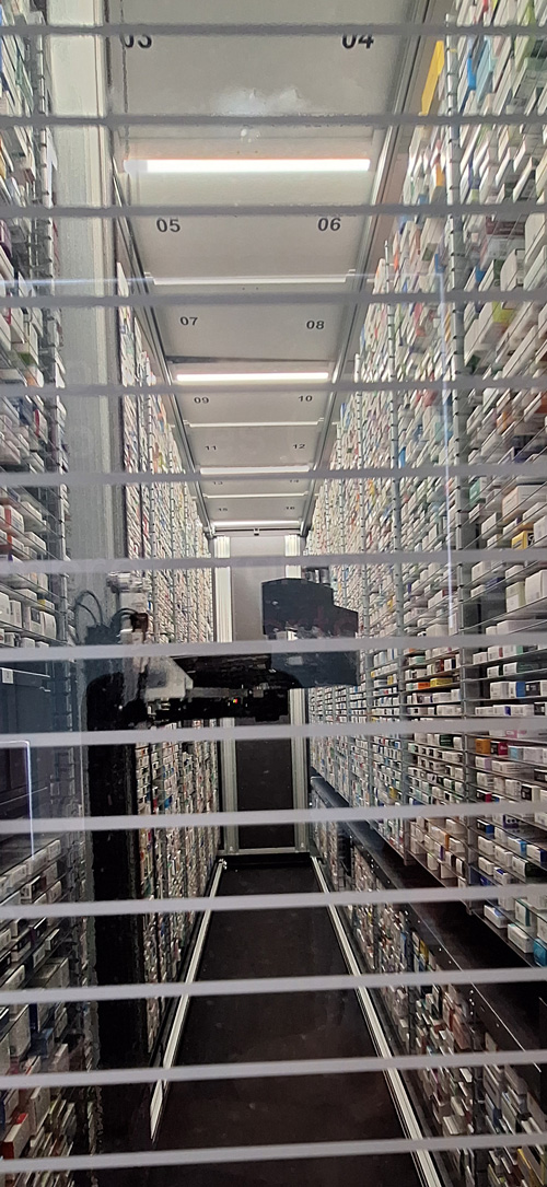 Una farmac&eacute;utica entrega un paquete con medicinas a una clienta