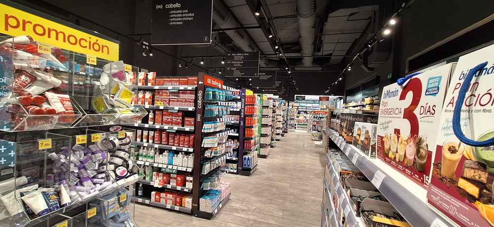 Farmac&eacute;utica con los brazos apoyados en el mostrator sonr&iacute;e